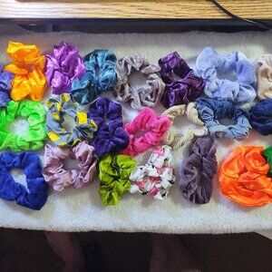 Pre-Owned Hair Scrunchies Lot of 22 in IPSY carrying bag